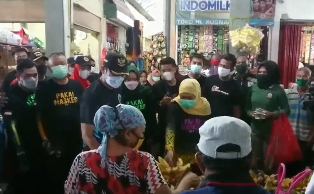 Gubernur Jatim, Khofifah Indar Parawansa saat blusukan ke Pasar Sidoharjo Lamongan. (metrotv)