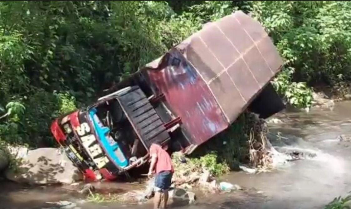 Truk Seruduk Truk di Purwodadi, Satu Tercebur Sungai