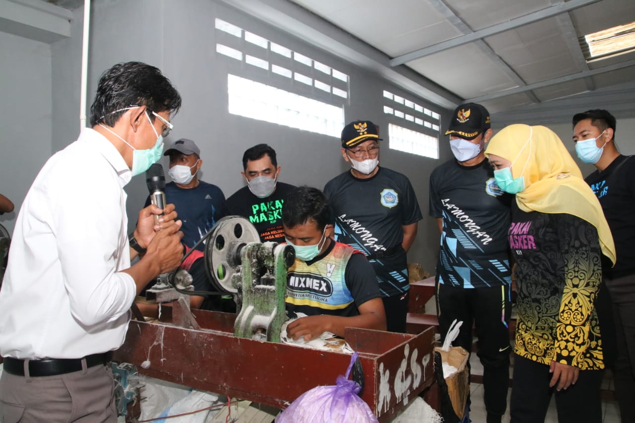 Gubernur Jawa Timur, Khofifah Indar Parawansa melihat proses pembuatan shuttlecock di Desa Sidomukti, Lamongan.