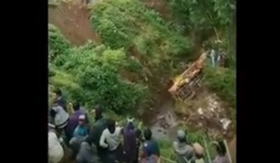 Truk Sayur Terjun ke Jurang, Viral!