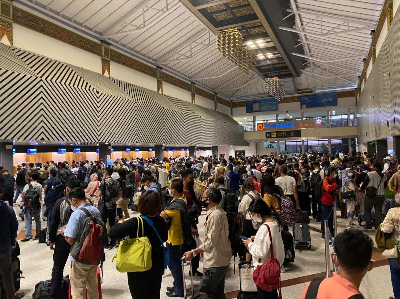 Parah, Antrian Check In di Bandara Juanda Abaikan Prokes