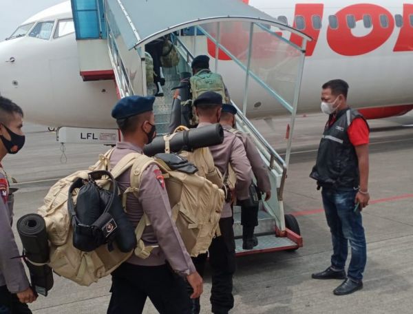 Polda Jatim Kirim 75 Personel Brimob ke NTT untuk Bantu Korban Banjir Bandang