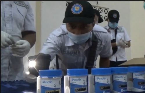 Petugas gabungan memeriksa hasil tes urin penghuni Lapas Kelas 2B Tulungagung. (metrotv)