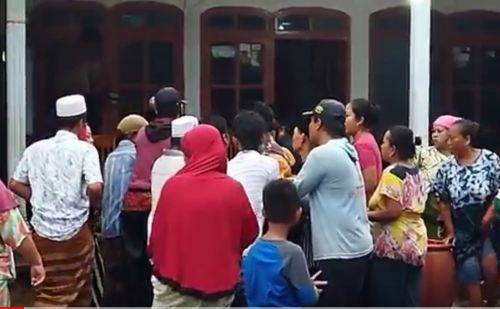 Jenazah Miskar yang tewas tersambar petir dimandikan oleh warga. (metrotv)