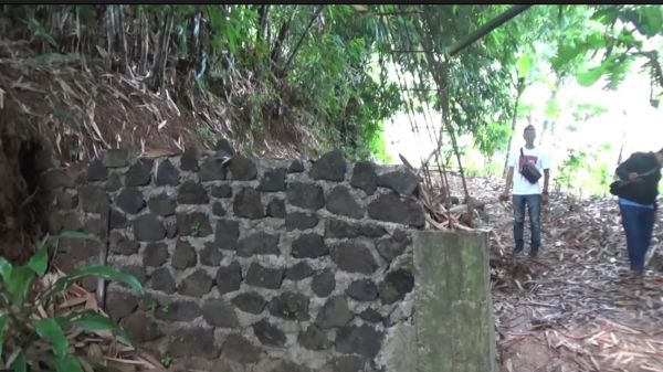 Ngawur,  Jalan Desa  <i>Kok </i> Ditembok