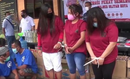 Tersangka Bety (kanan) diringkus Polres Blitar Kota setelah menjual para pelajar ke pria hidung belang. (metrotv)