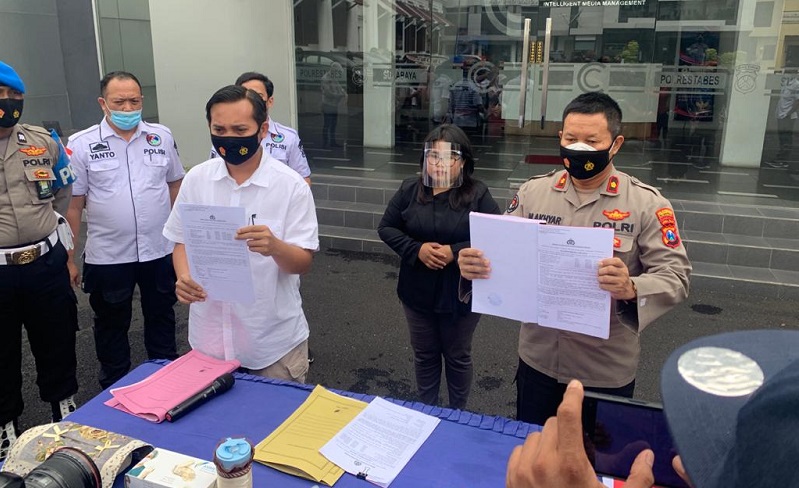 Wakasatresnarkoba Polrestabes Surabaya, Kompol Heru Dwi Purnomo (kiri) menunjukkan bukti pemusnahan barang bukti narkoba 11 kilogram yang sebelumnya dituding hilang (Foto / Metro TV)