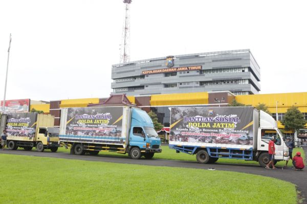 Polda Jatim Serahkan Bansos Kepada Korban Banjir Bandang NTT