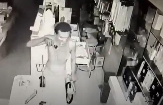 Viral Rekaman CCTV Pencurian Hp di Ponorogo, Pelaku Tak Kenakan Baju