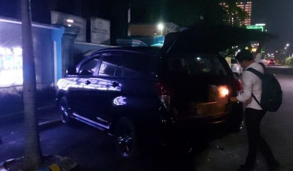 KPK Geledah Kantor PDAM Giri Tirta Gresik