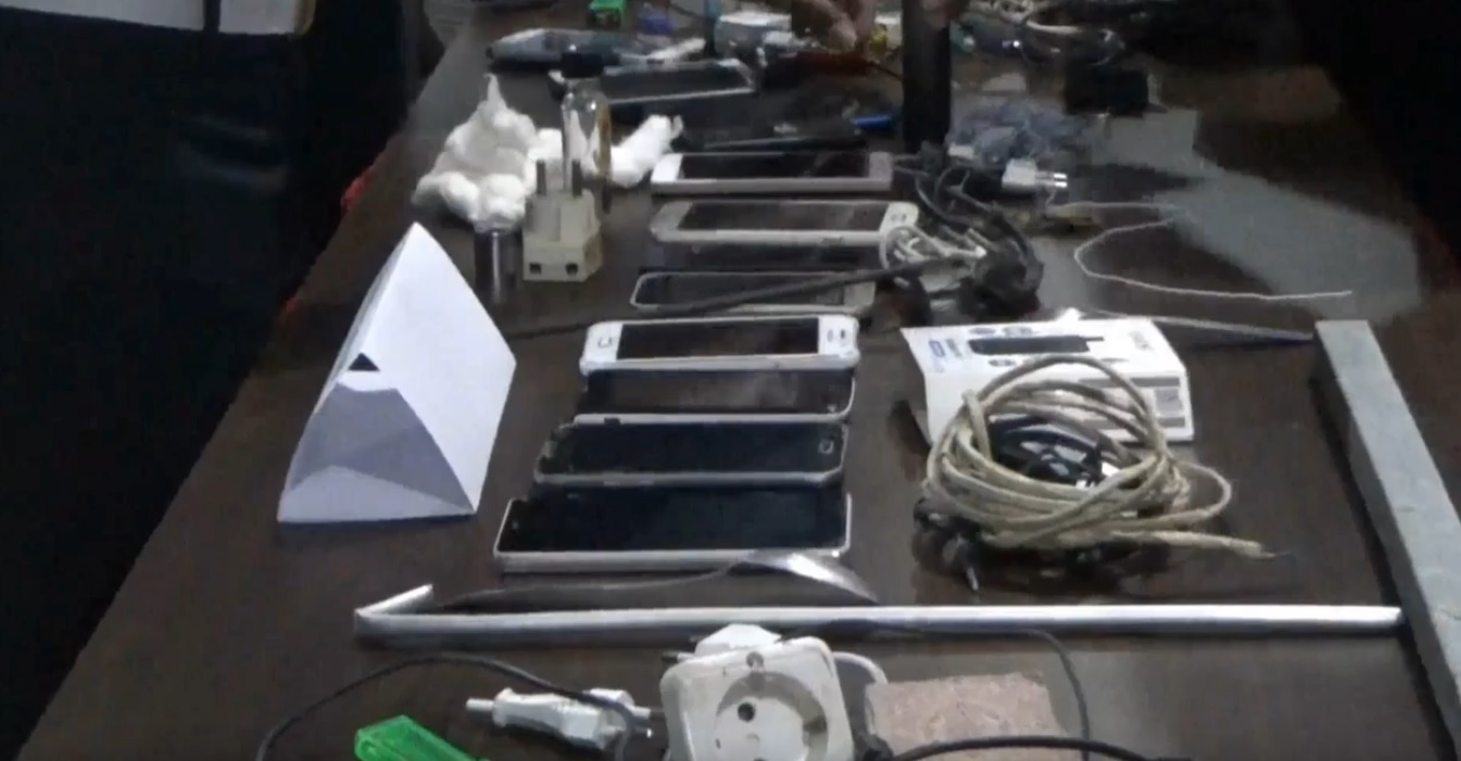 Belasan handphone hingga sajam dari dalam lapas diamankan petugas (Foto / Metro TV)