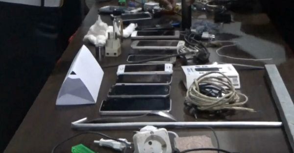 Razia Lapas Porong, Petugas Temukan Belasan Handphone di Bantal hingga Sajam