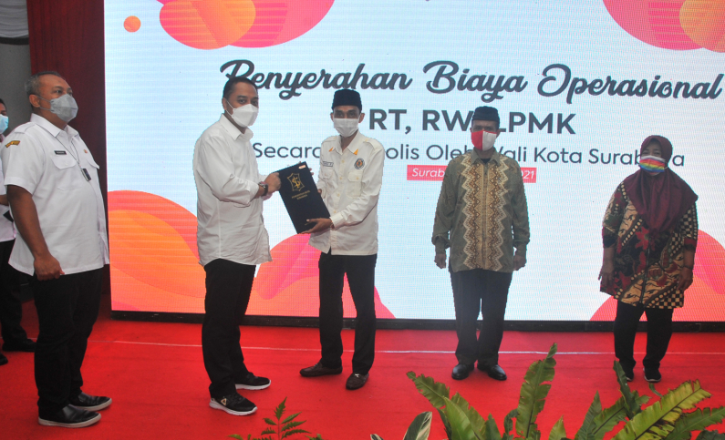 Walikota Surabaya, Eri Cahyadi menyerahkan secara simbolis buku rekening operasional RT (Foto / Istimewa)