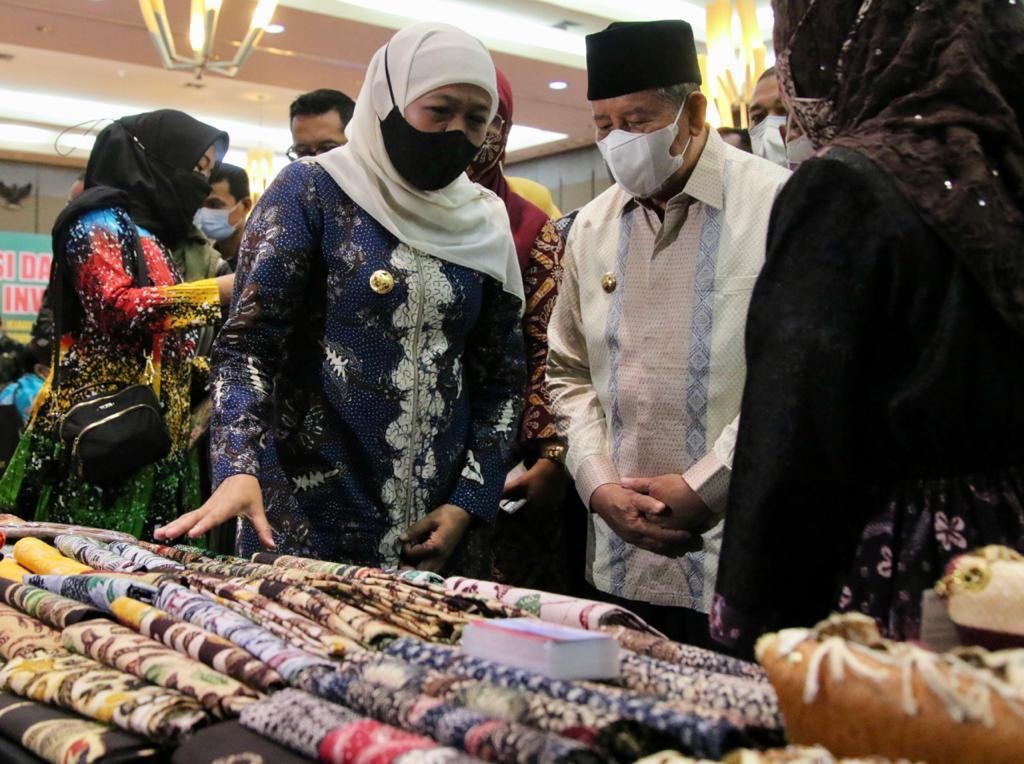  Gubernur Jawa Timur, Khofifah Indar Parawansa, didampingi Gubernur Maluku Utara, K.H Abdul Ghani Kasuba, meninjau salah satu produk UMKM dalam acara Misi Dagang dan Investasi, Kamis (8/4)
