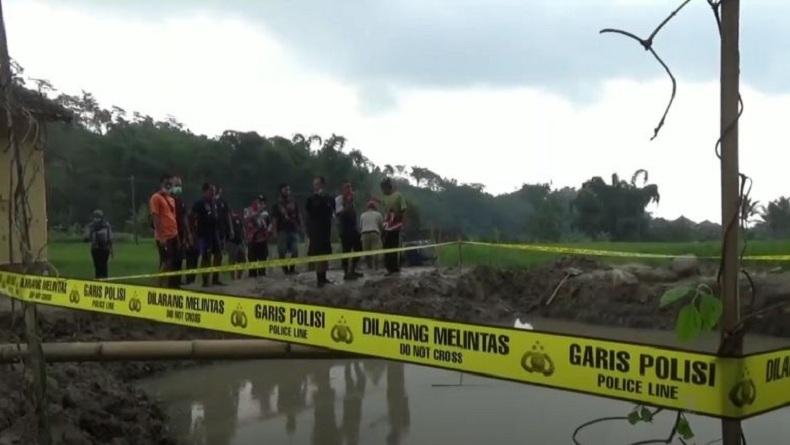 Polisi memasang garis dilarang melintas di lokasi tenggelamnya Reza (Foto / Metro TV)