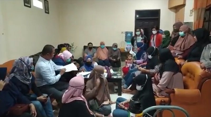 Puluhan emak-emak di Probolinggo melaporkan kasus dugaan penipuan arisan online ke Polres Probolinggo (Foto / Metro TV)