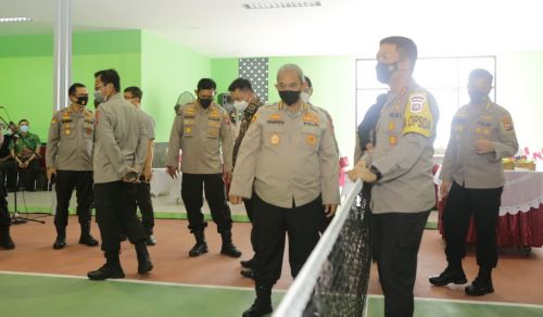 Kapolda Jatim, Irjen Pol Nico Afinta saat meresmikan lapangan tenis Presisi (Foto / Metro TV)