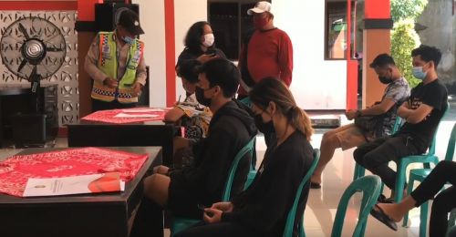 Pasangan mesum yang terjaring razia didata untuk dibina (Foto / Metro TV)