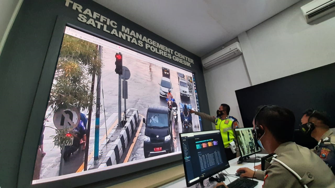 Petugas Satlantas Polres Gresik mengamati CCTV untuk mengetahui pelanggaran lalu lintas (Foto / Metro TV)