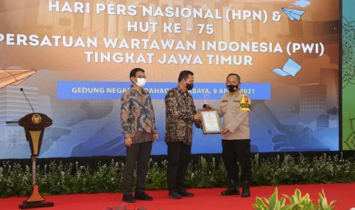 Irwasda Polda Jatim Kombes Pol  Sungkono wewakili Kapolda Jatim Irjen Pol Nico Afinta menerima PWI Jatim Award (Foto/ Metro TV)