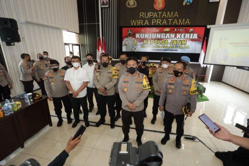 Kapolda Jatim, Irjen Pol Nico Afinta saat menggelar koordinasi terkait pos pengamanan di titik penyekatan untuk halau pemudik  (Foto / Metro TV)