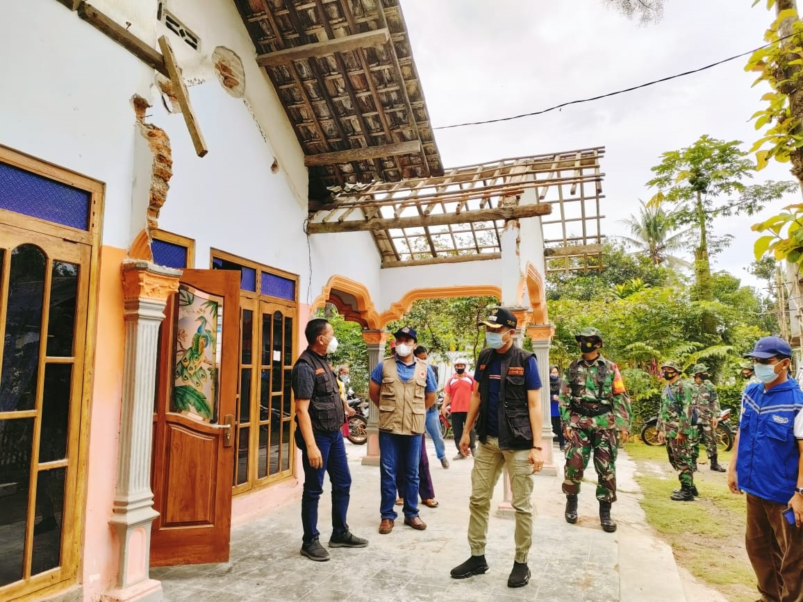 Wakil Bupati Blitar, Rahmat Santoso saat meninjau lokasi korban gempa. (ist)