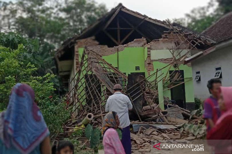  Rumah yang rusak akibat gempa di Kecamatan Turen, Kabupaten Malang, Jawa Timur. (antara) 