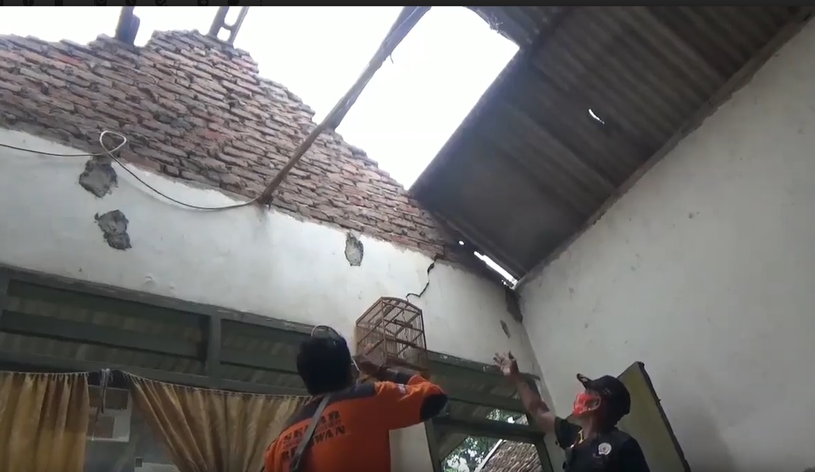 Atap rumah warga rusak berat diterjang angin kencang. (metrotv)