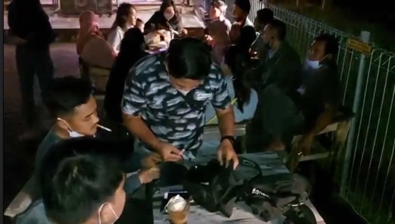 Petugas Satreskoba Polres Pasuruan memeriksa sejumlah barang bawaan pengunjung cafe. (metrotv)