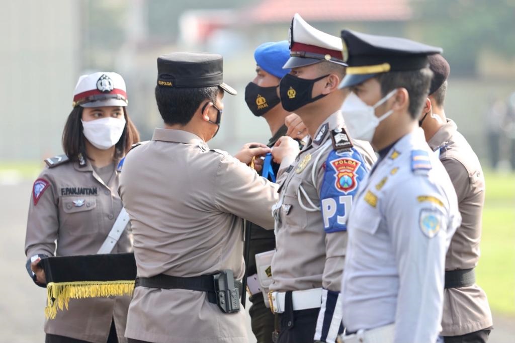  Polda Jatim mengelar apel gabungan Operasi Keselamatan Semeru 2021. (hum)