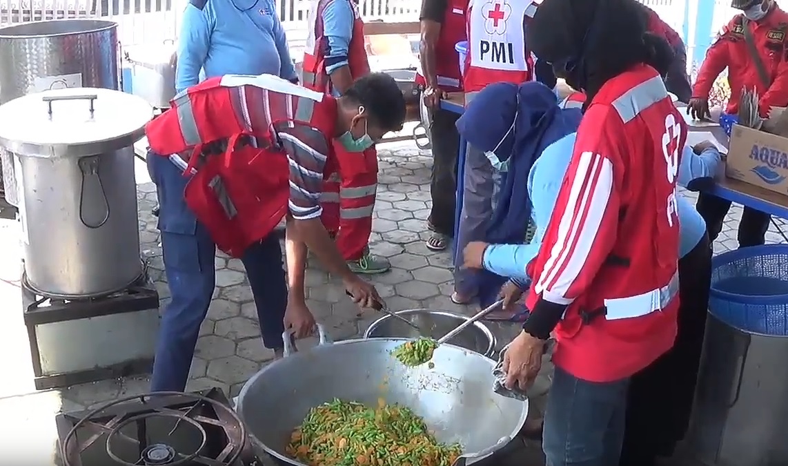 Ibu-ibu PKK dan pejajar ikut terlibat di dapur umum untuk menyuplai makanan bagi korban gempa Malang. (metrotv)