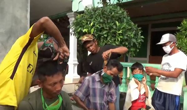 Tradisi Potong Rambut Massal Jelang Ramadan