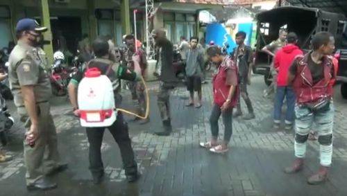 Sejumlah anak jalanan yang terjaring razia disemprot disinfektan. (metrotv)