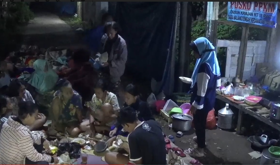 Warga korban gempa makan sahur bersama di depan posko dapur umum swadaya. (metrotv)