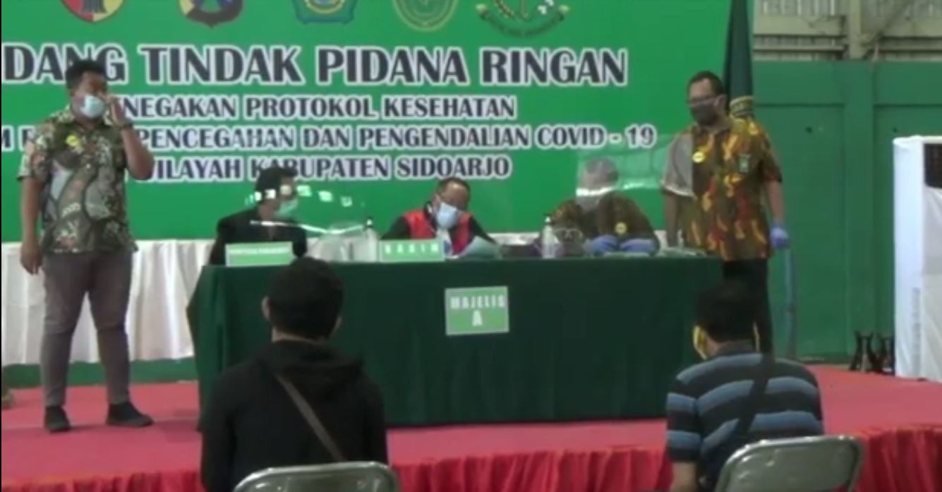 Sidang tipring pelanggar prokes di Sidoarjo beberapa waktu lalu. (metrotv)