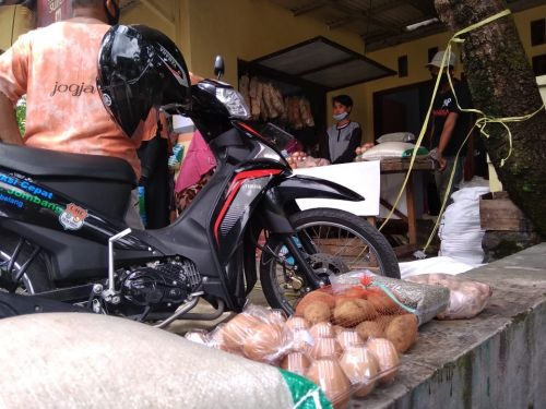 Sejumlah agen BNPT di Jombang menolakan distribusi komoditas dalam paket Bantuan Sosial Program Bantuan Pangan Non Tunai (BPNT) dari supplier (Foto / Metro TV)