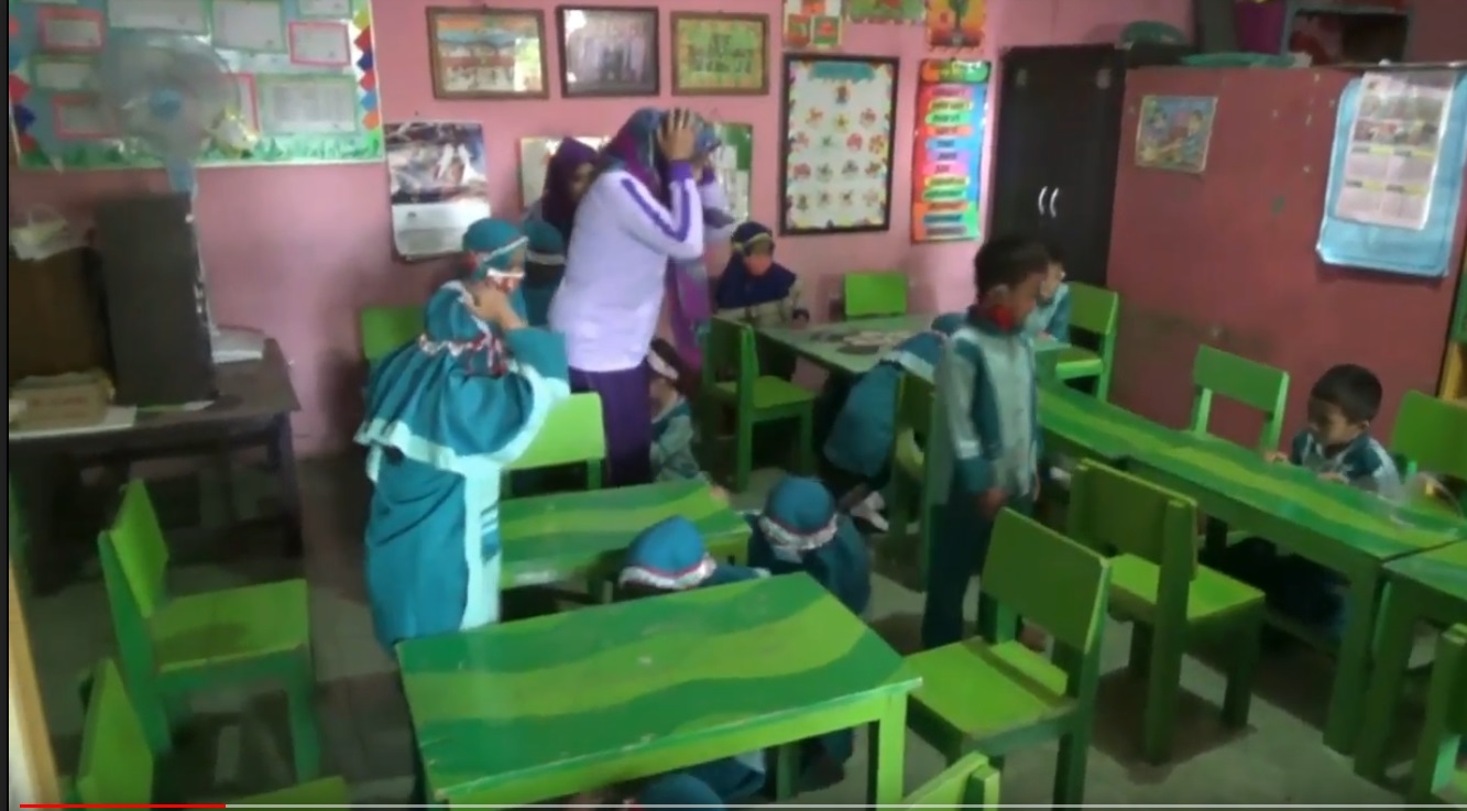 Siswa taman kanak-kanak di Probolinggo melakukan simulasi penyelamatan saat terjadi gempa. (metrotv)