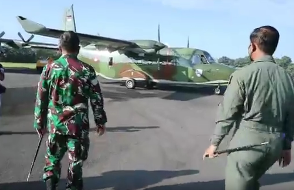 Dua pesawat militer jenis hercules dan cassa disiagakan di  Lanud Abdul Rahman Saleh Malang. (metrotv) 