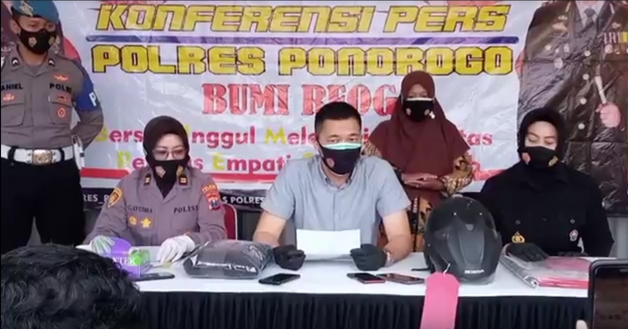  Kasat Reskrim Polres Ponorogo, AKP Hendi Septiadi menjelaskan kronologis penangkapan pelaku begal payudara yang masih berusia 14 tahun. (metrotv)