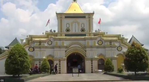 Masjid Jamik Sumenep menjadi salah satu masjid tertua di Indonesia yang berarsitektur unik. (metrotv)