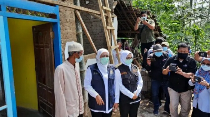 Gubernur Jatim, Khofifah Indar Parawansa saat mengunjungi salah satu rumah yang rusak akibat gempa di Desa Tepas Kecamatan Kesamben Kabupaten Blitar (Foto / Metro TV)