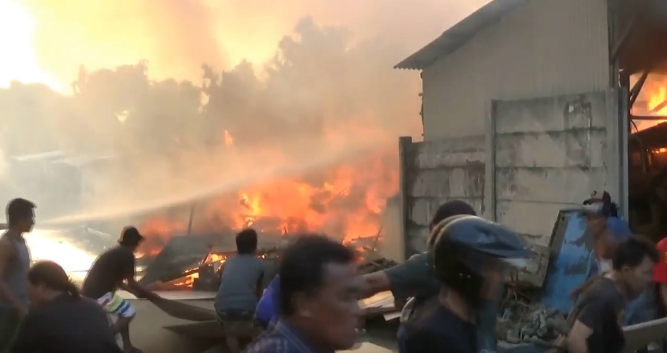 Sejumlah warga mencoba menyelamatkan barang-barang di gudang triplek yang terbakar (Foto / Metro TV)