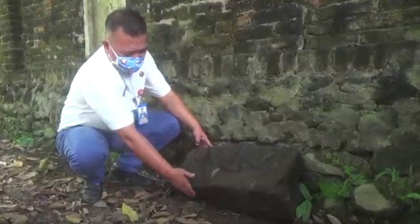 Batu andesit berupa kepala kala ditemukan warga saat membersihkan sungai (Foto / Metro TV)