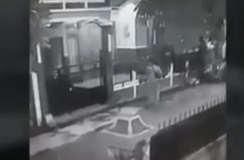 Aksi percobaan pencurian di Pasuruan terekam kamera CCTV. (metrotv)