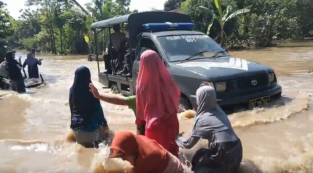 Akses jalan di Kecamatan Balerejo masih terendam banjir akibat luapasan Sungai Jeroan. (metrotv)