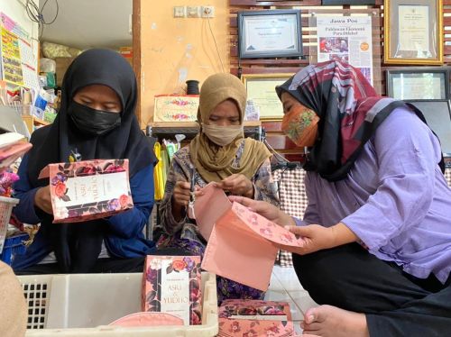 Titik Winarti (baju ungu) sedang memeriksa hasil karya pegawainya (ft/reno)