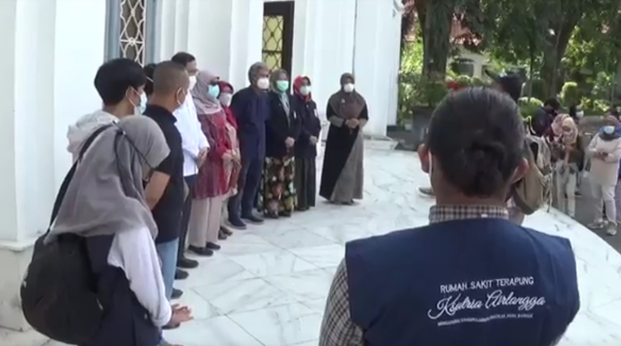 Para relawan tambahan diberangkatkan dari Halaman Fakultas Kedokteraan Unair. (metrotv)