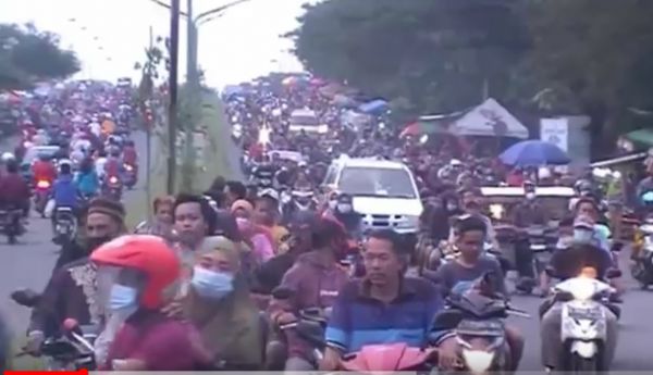 Semrawut!  Ribuan Warga Ngabuburit di Pasar Kaget Eks Tol Porong