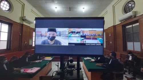 Terdakwa Ardi Pratama saat menjalani sidang di Pengadilan Negeri Surabaya (Foto / Metro TV)