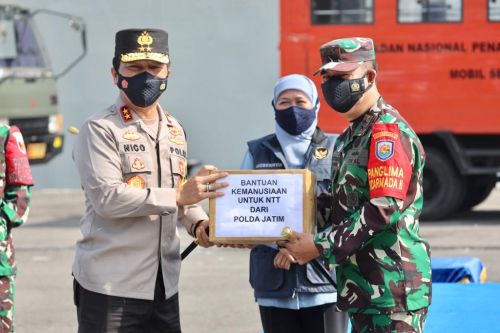 Gubernur Jatim Khofifah Indar Parawansa bersama Kapolda Jatim  Irjen Nico Afinta serta  Pangkoarmada II Laksda TNI I.N.G Sudihartawan saat melepas bantuan sembako ke korban bencana alam NTT (Foto / Metro TV) 